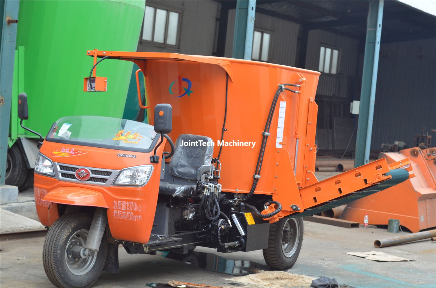 Self Propelled TMR Mixer With Feeding Belt