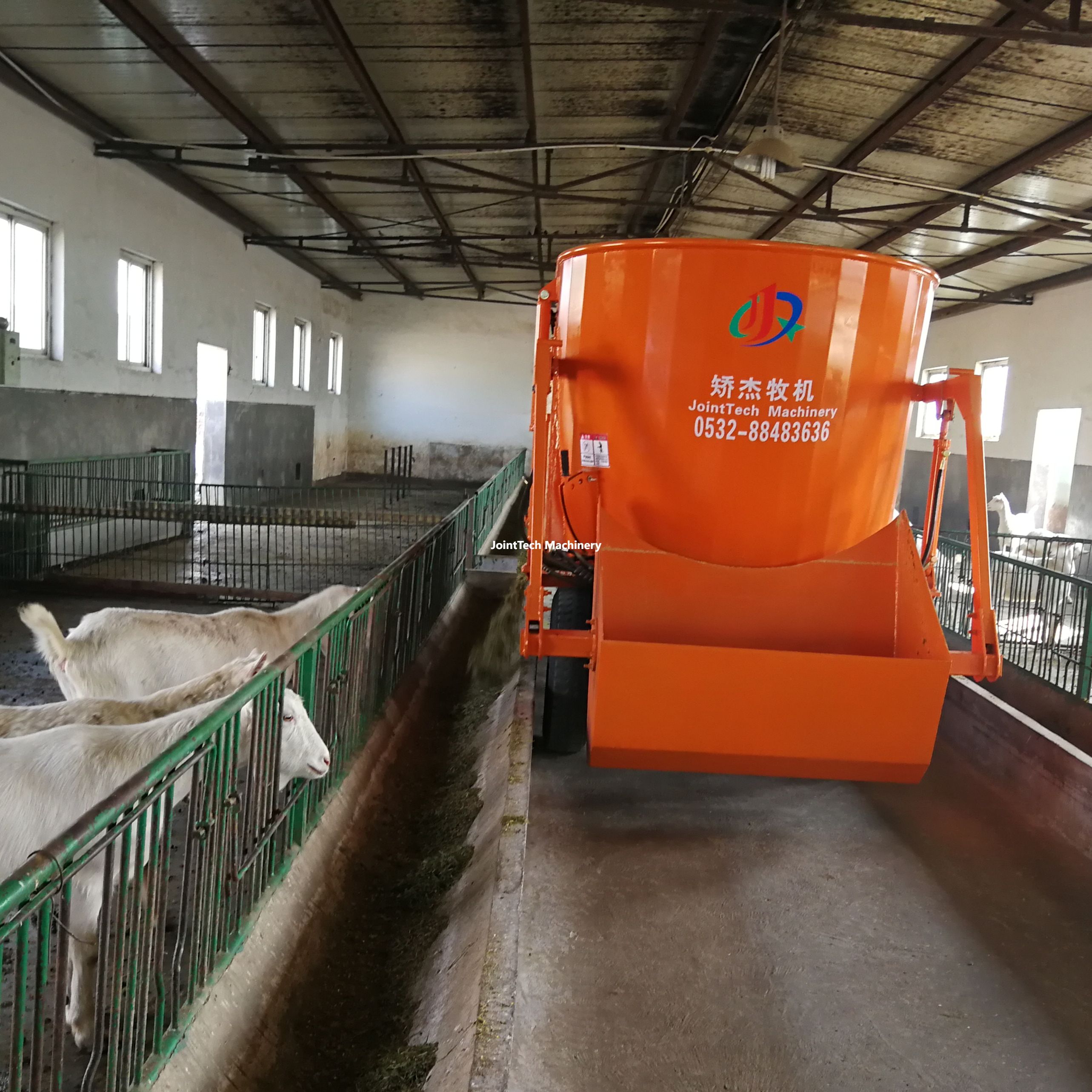 The use of self-propelled feed mixers with upper hopper