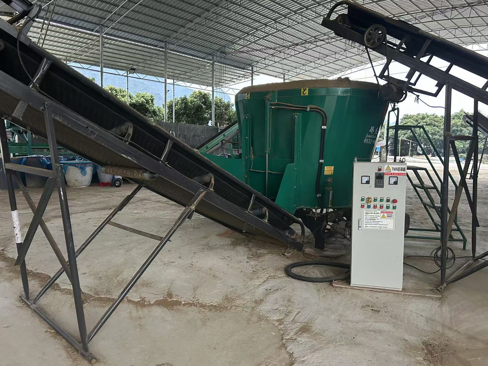 6-7 CBM Single Auger Stationary TMR Mixer