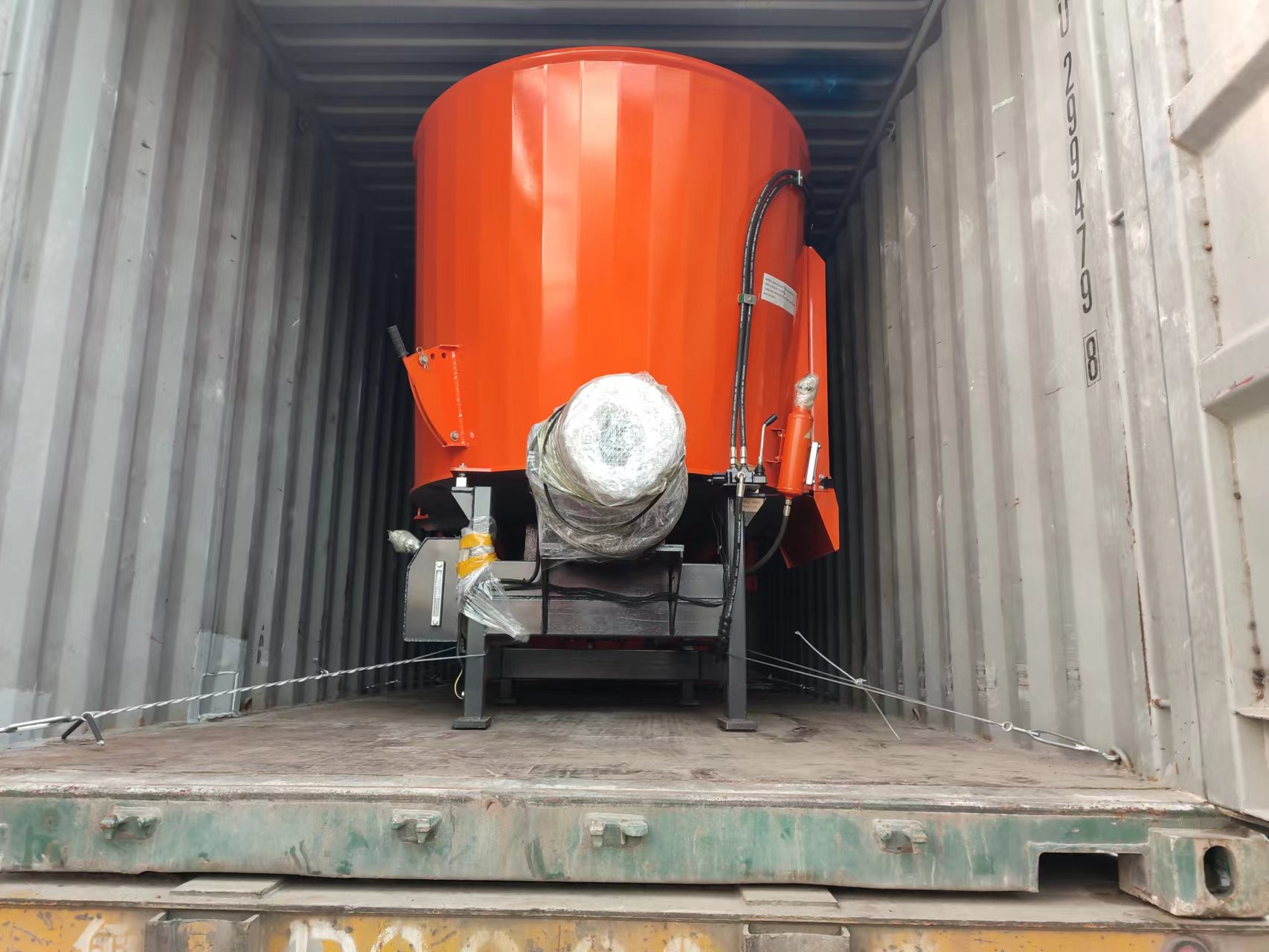 Single Auger Stationary TMR Mixer With Loader
