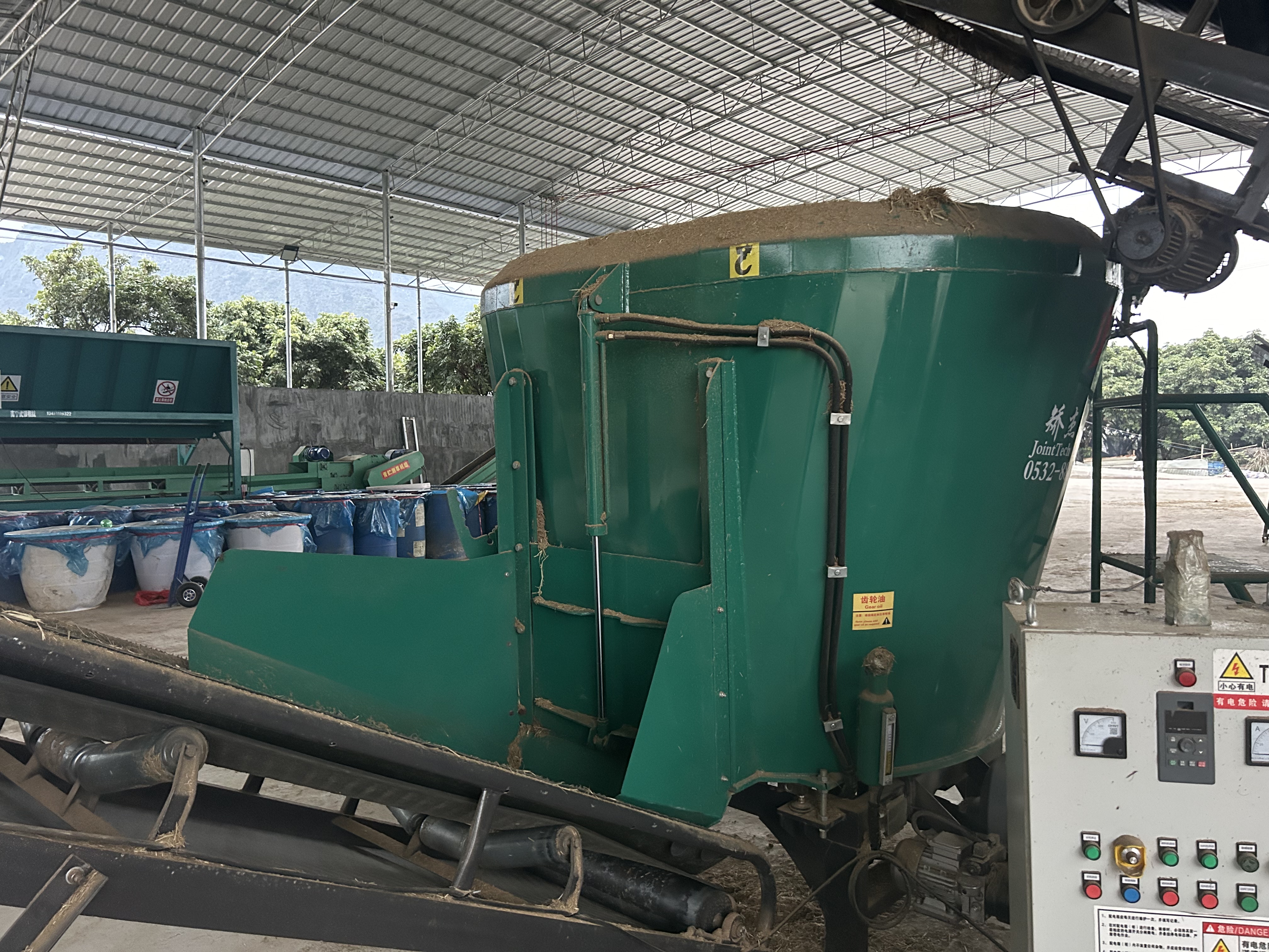 6-7 CBM Single Auger Stationary TMR Mixer