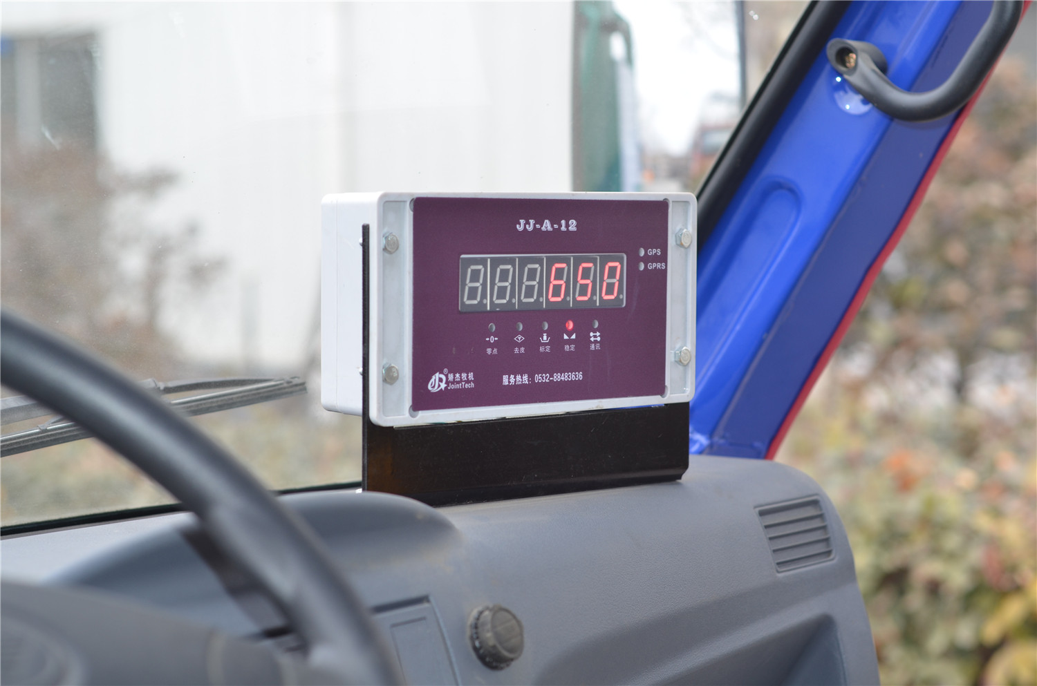 The weight display visible in the cockpit.