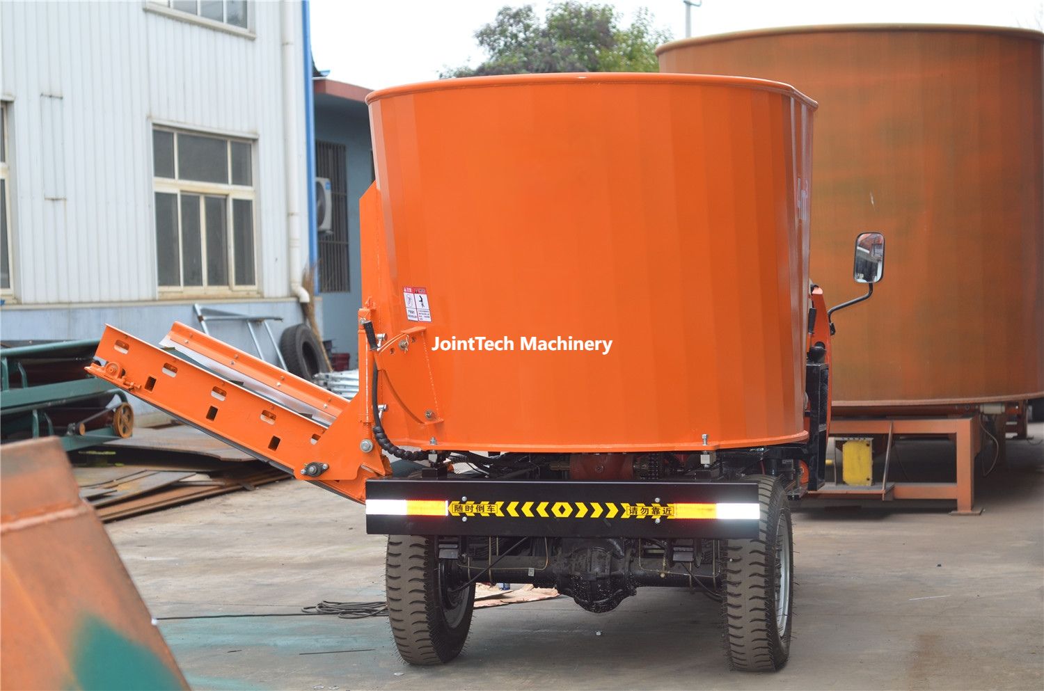 Self Propelled TMR Mixer With Feeding Belt