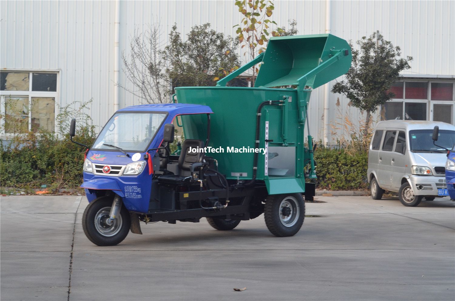 4 cbm Self Propelled Fully Automatic TMR Mixer With Loader Bucket