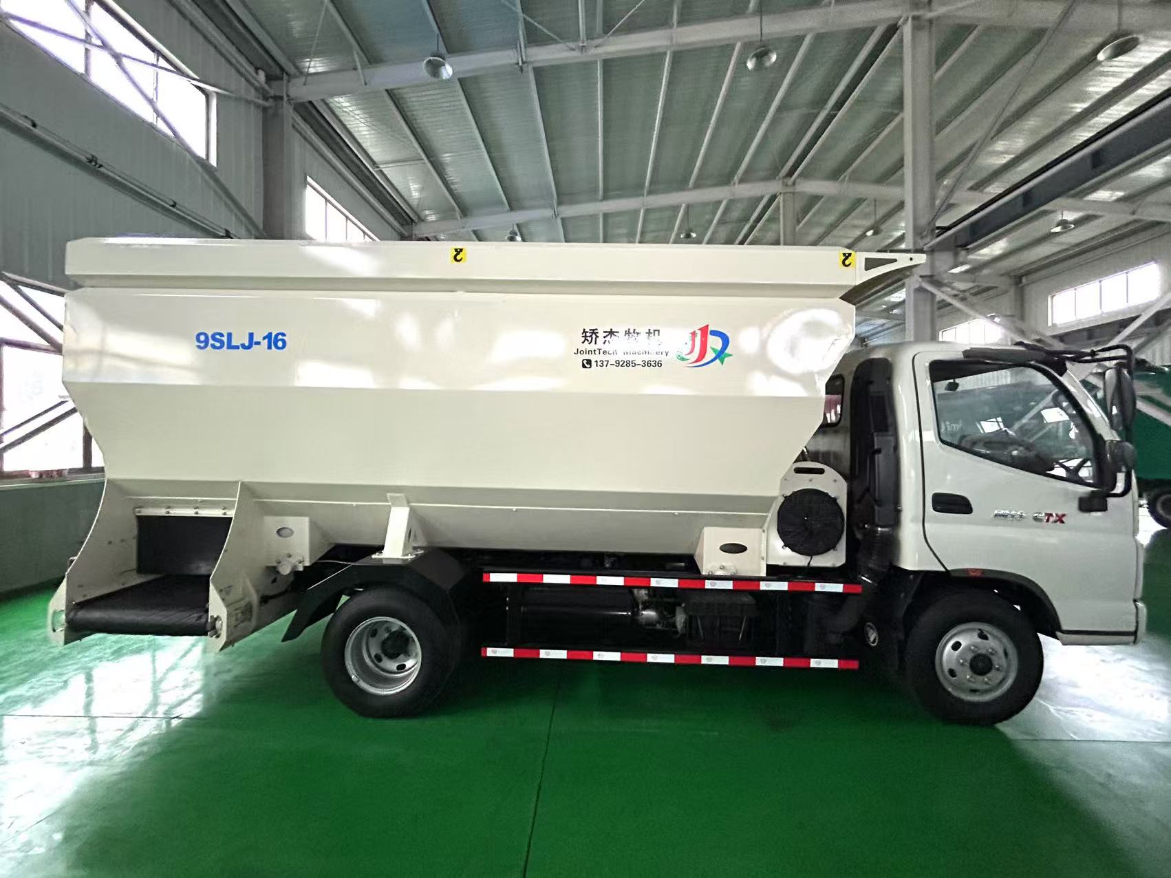 Feed Transport and Spreading Vehicle