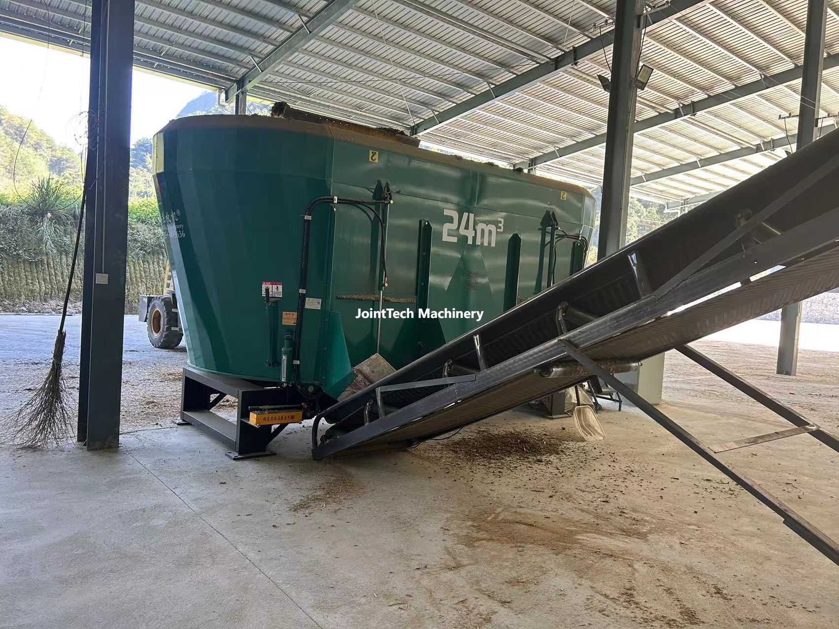 Double Vertical Auger Stationary TMR Mixer