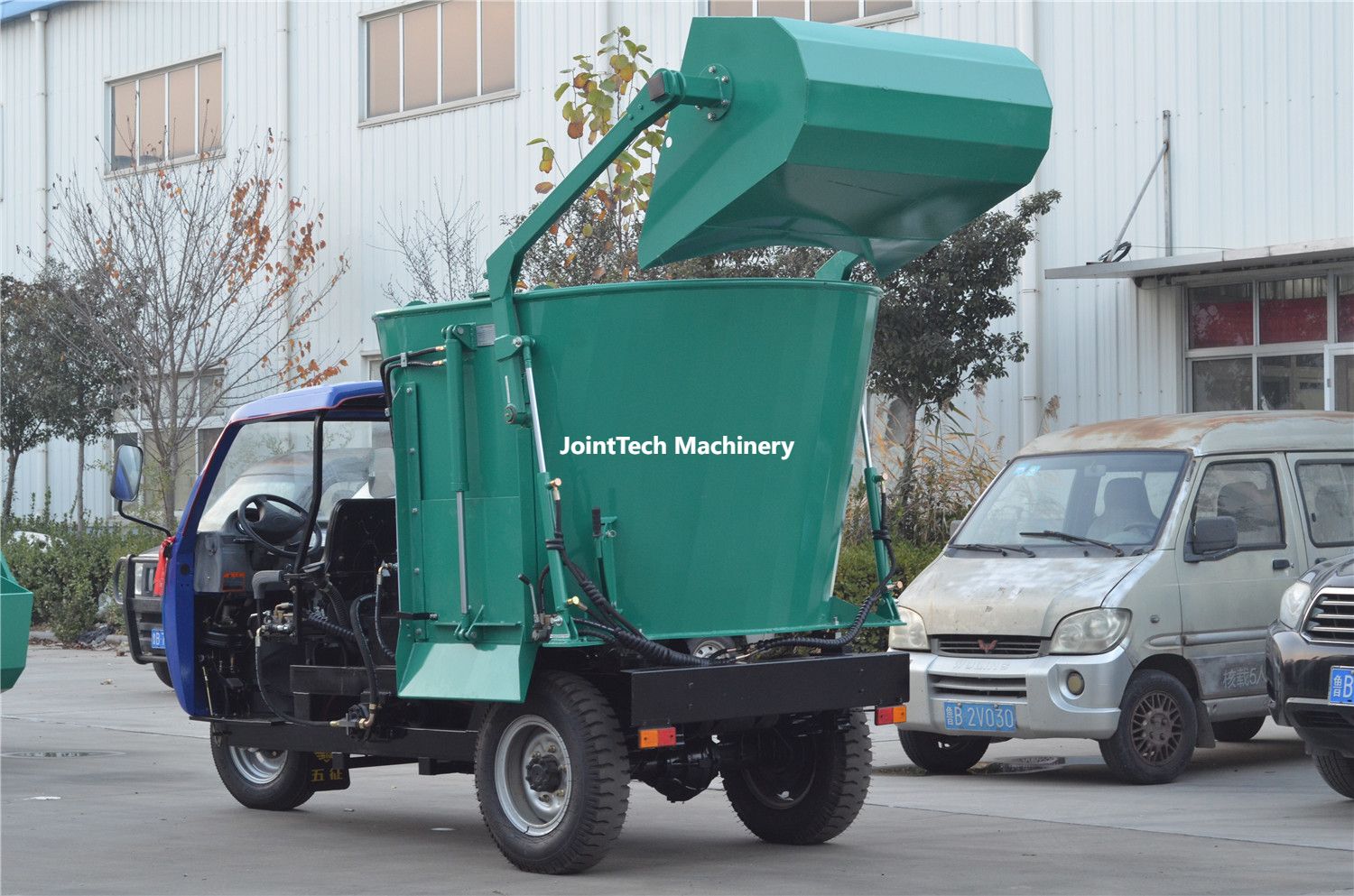 4 cbm Self Propelled Fully Automatic TMR Mixer With Loader Bucket