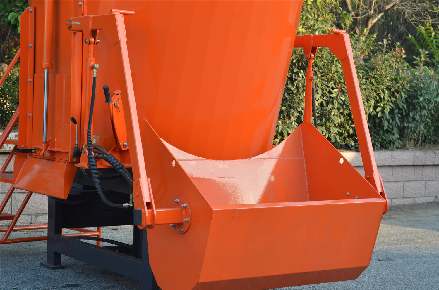 Single Auger Stationary TMR Mixer With Loader