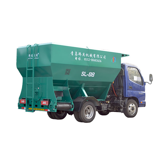 Diesel cow feed discharge wagon