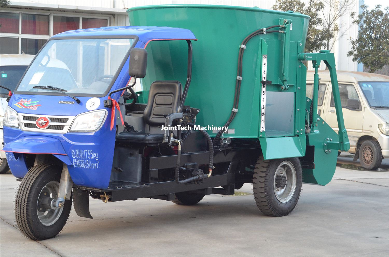 4 cbm Self Propelled Fully Automatic TMR Mixer With Loader Bucket
