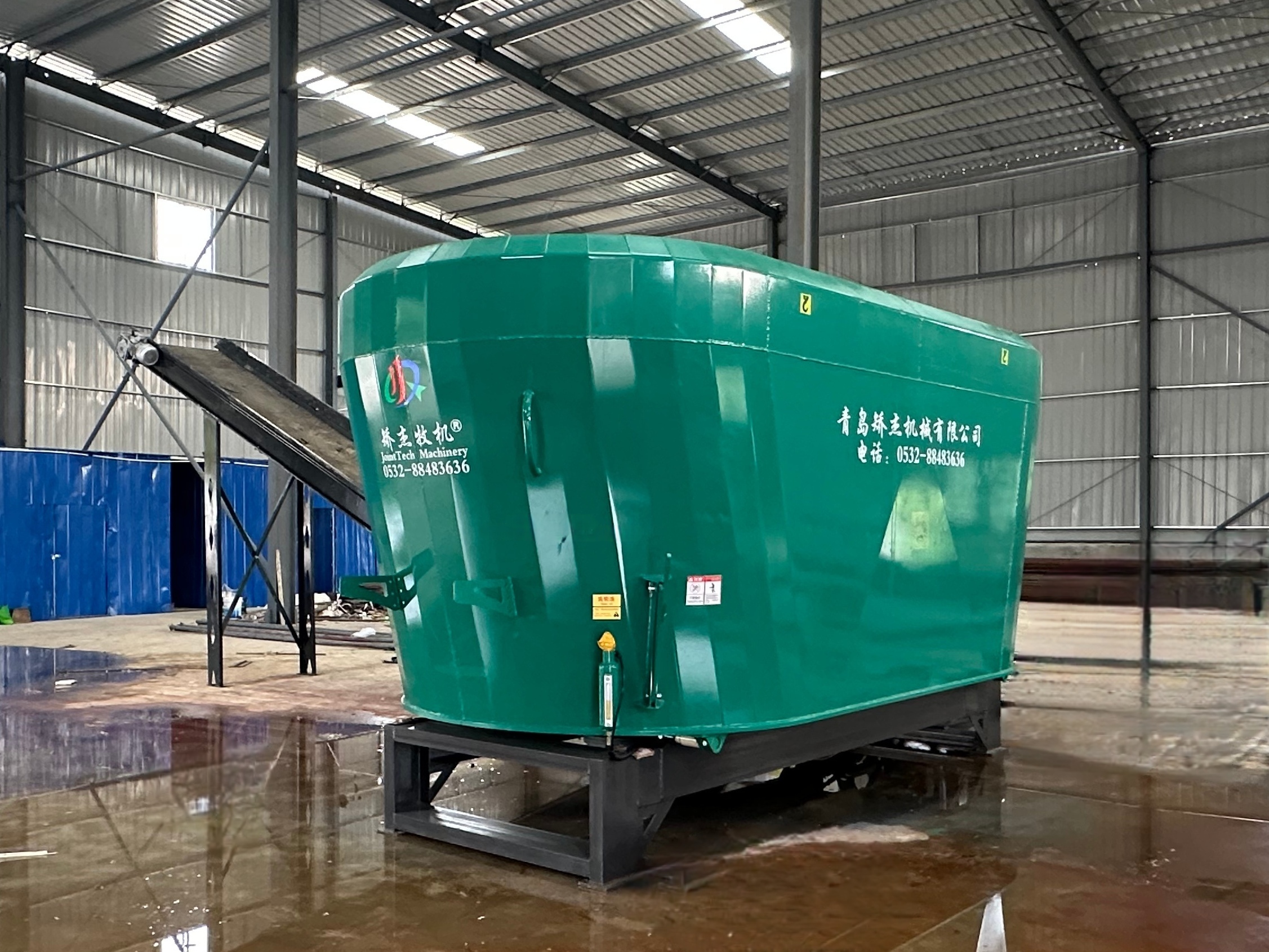 26-28 CBM Double Vertical Auger Stationary TMR Mixer