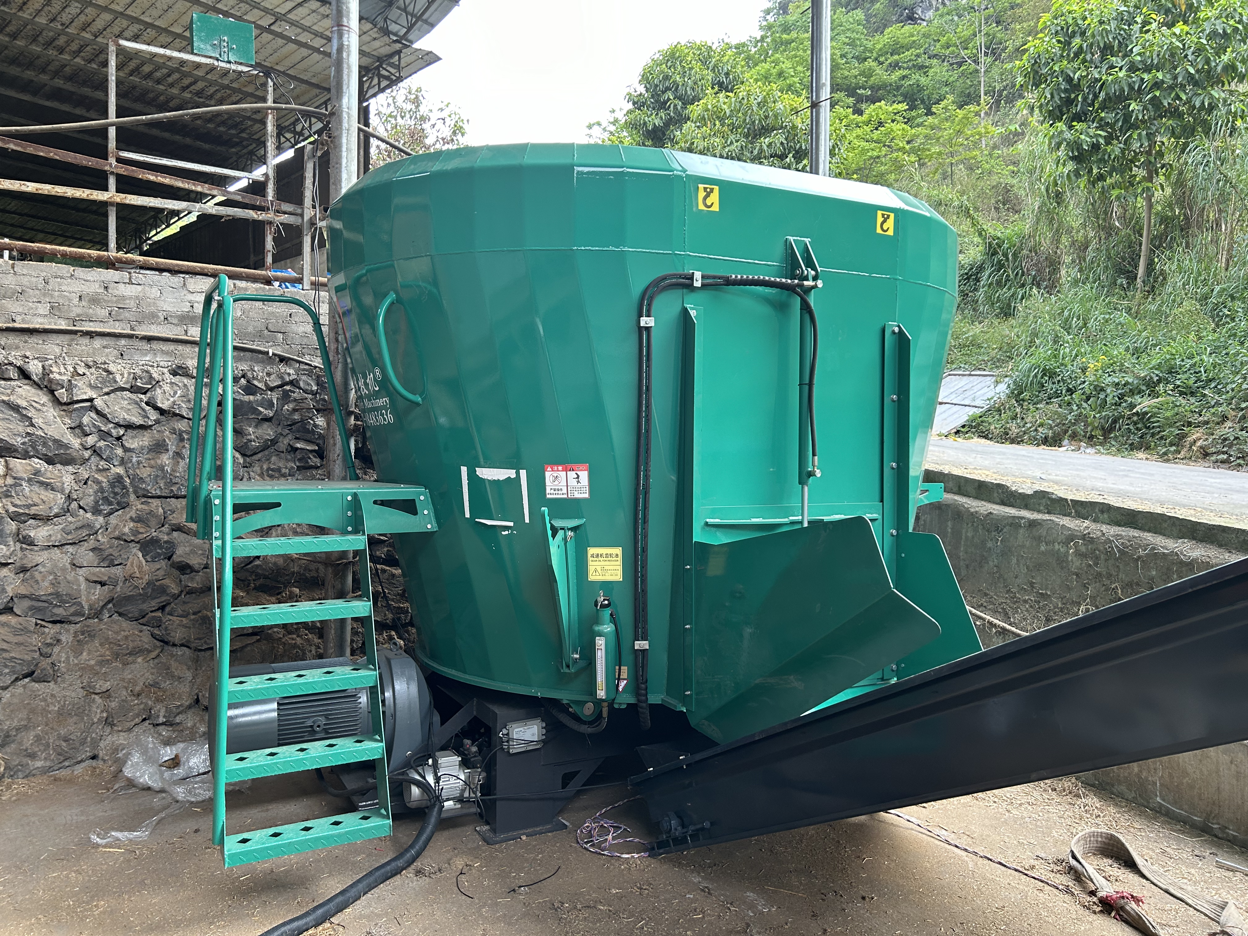 10-12 CBM Single Auger Stationary TMR Mixer