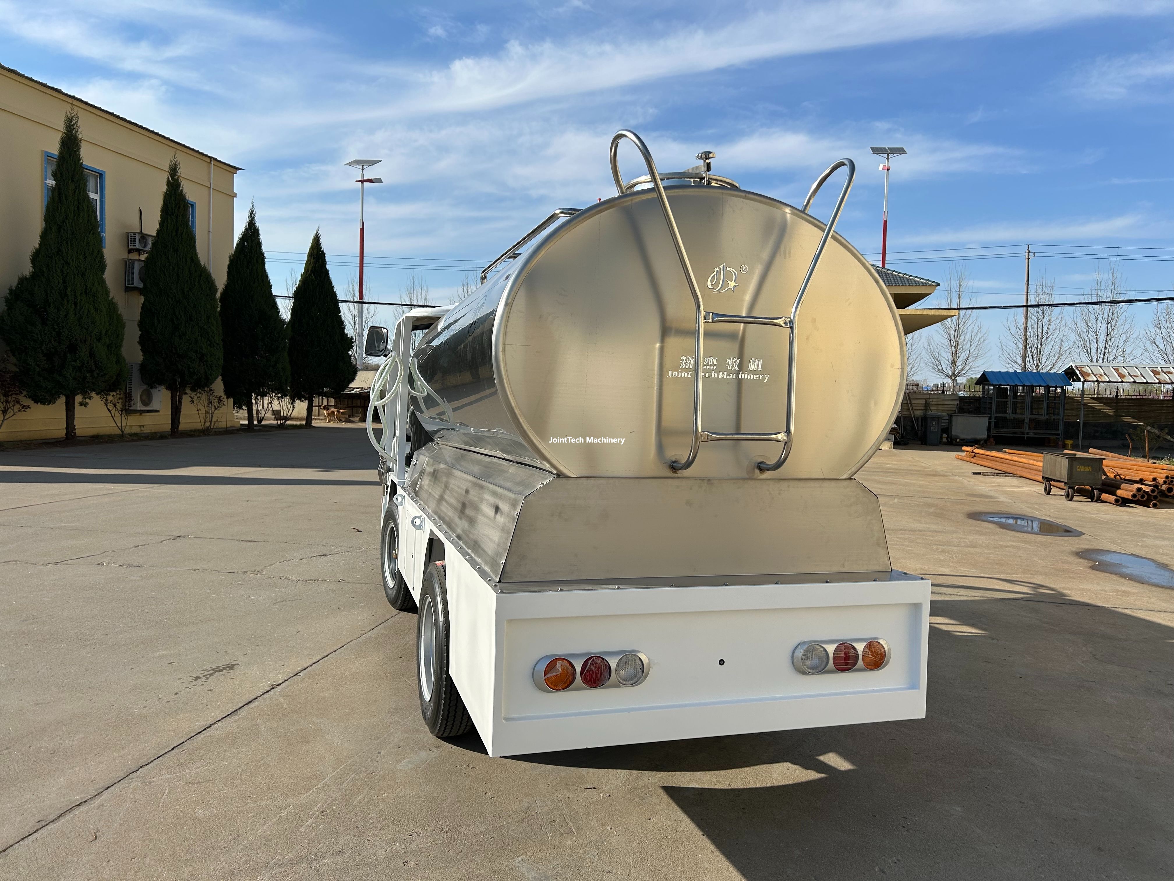 3000L Automatic Milk Taxi 3T Electric Drive Multi Calf Milk Feeder for Livestock Industry