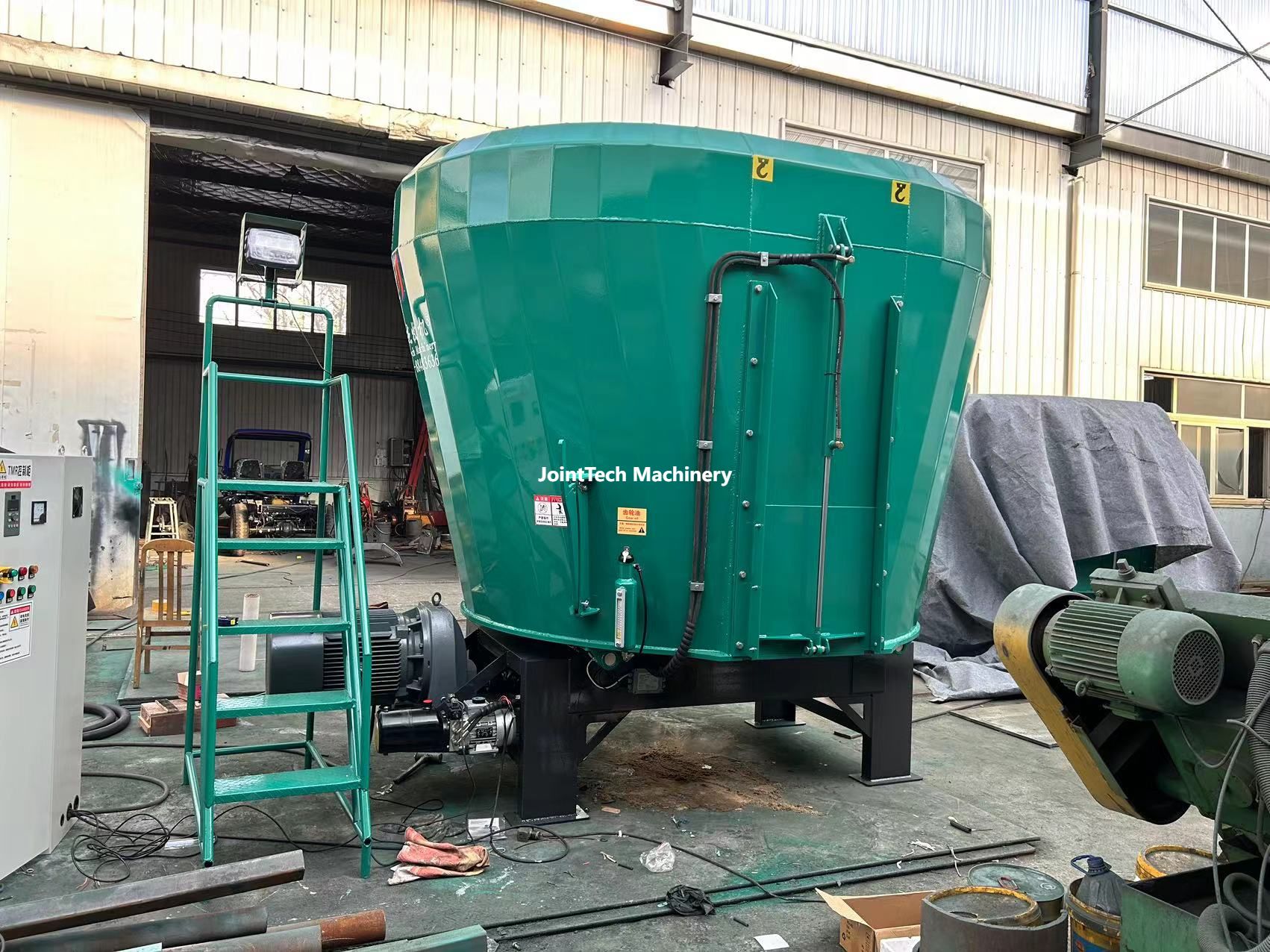 Single Vertical Auger Stationary TMR Mixer 