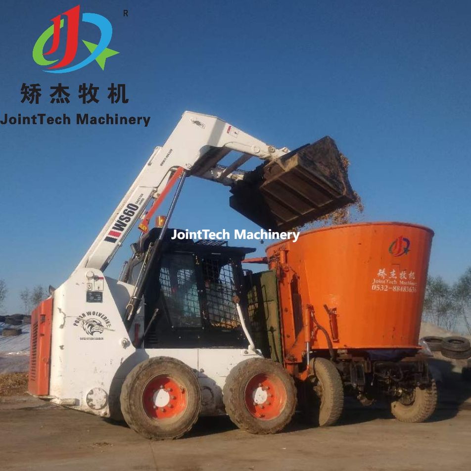 Self Propelled TMR Mixer3