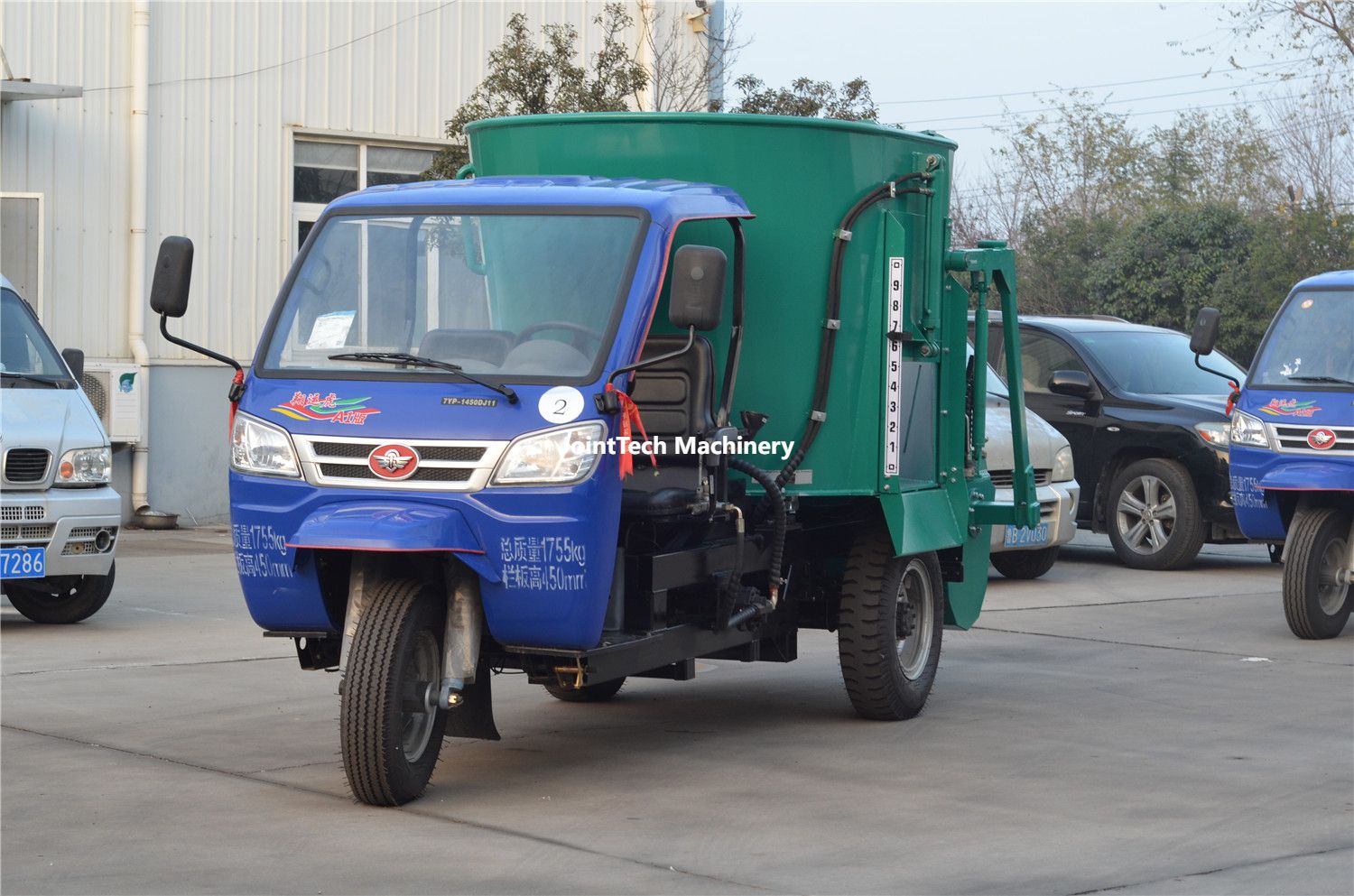 4 cbm Self Propelled Fully Automatic TMR Mixer With Loader Bucket