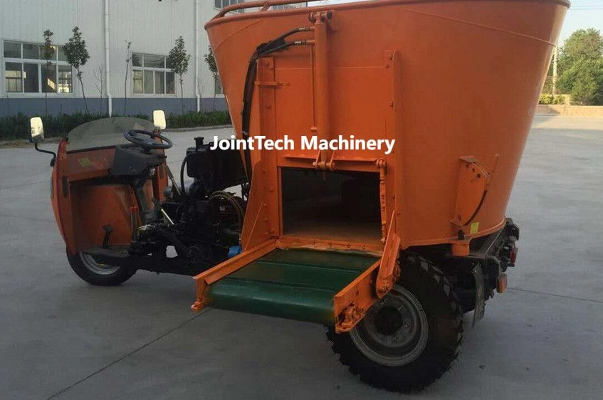 Self Propelled TMR Mixer With Feeding Belt
