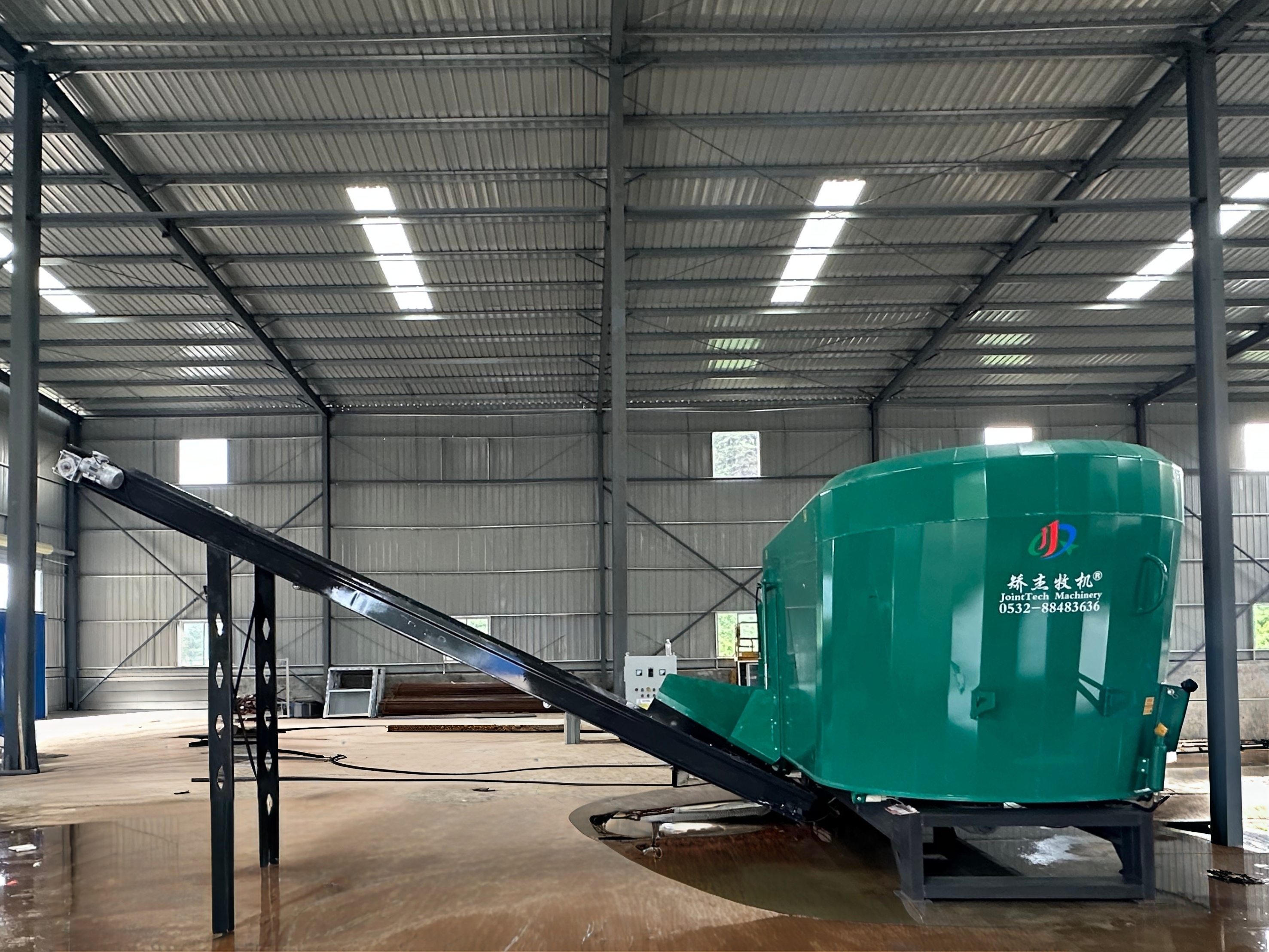 26-28 CBM Double Vertical Auger Stationary TMR Mixer