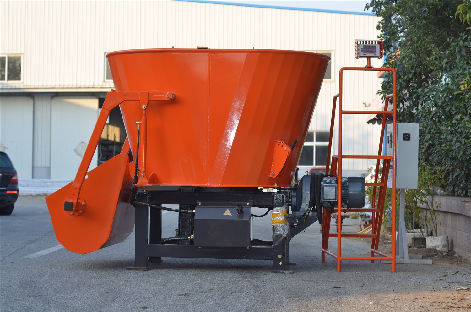 Single Auger Stationary TMR Mixer With Loader