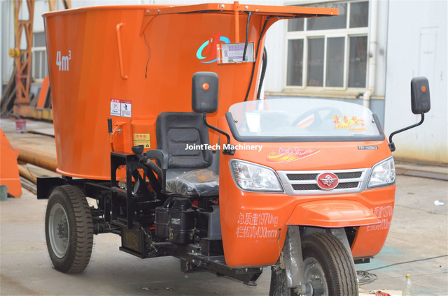 Self Propelled TMR Mixer With Feeding Belt