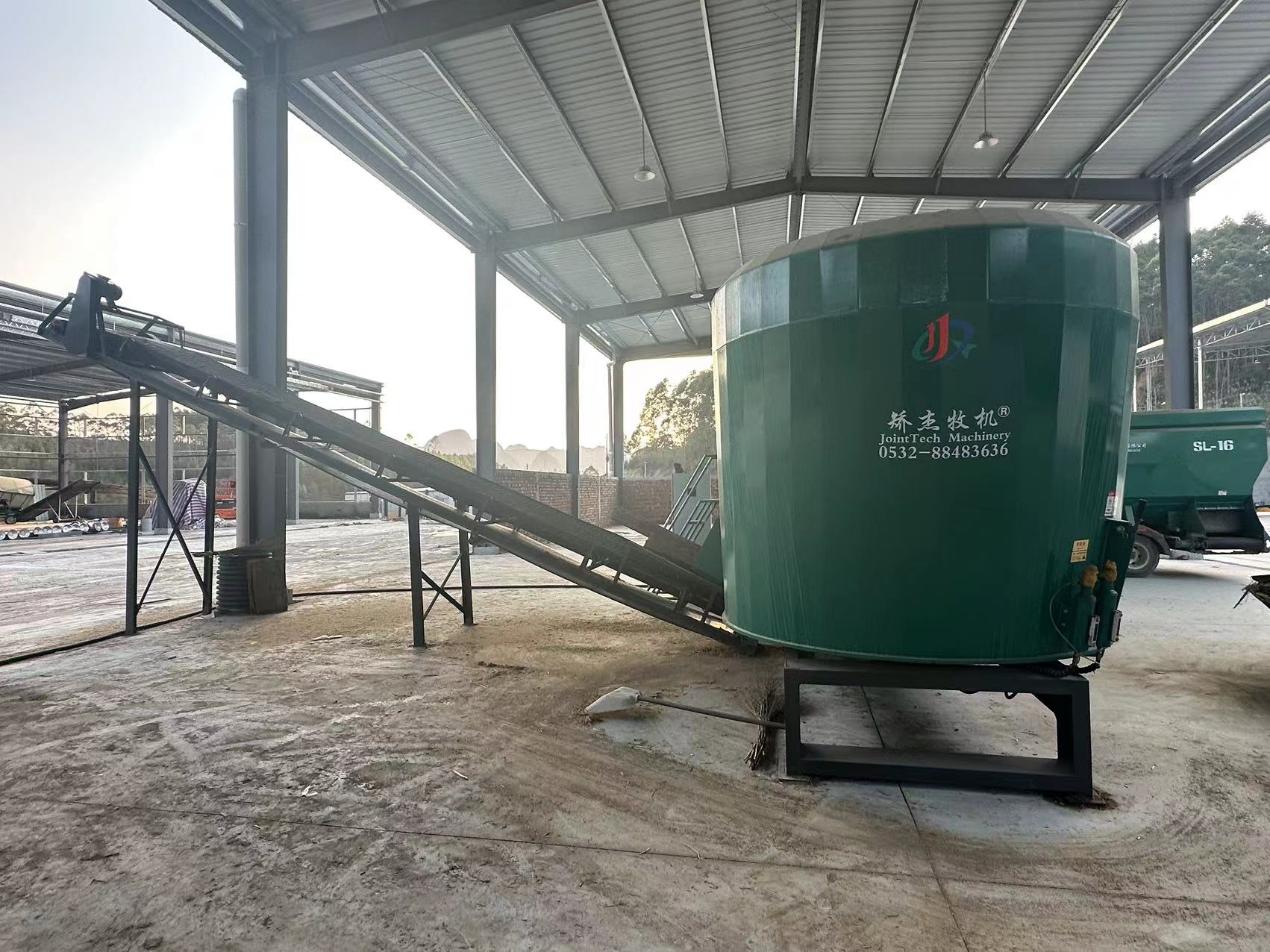 10-12 CBM Single Auger Stationary TMR Mixer