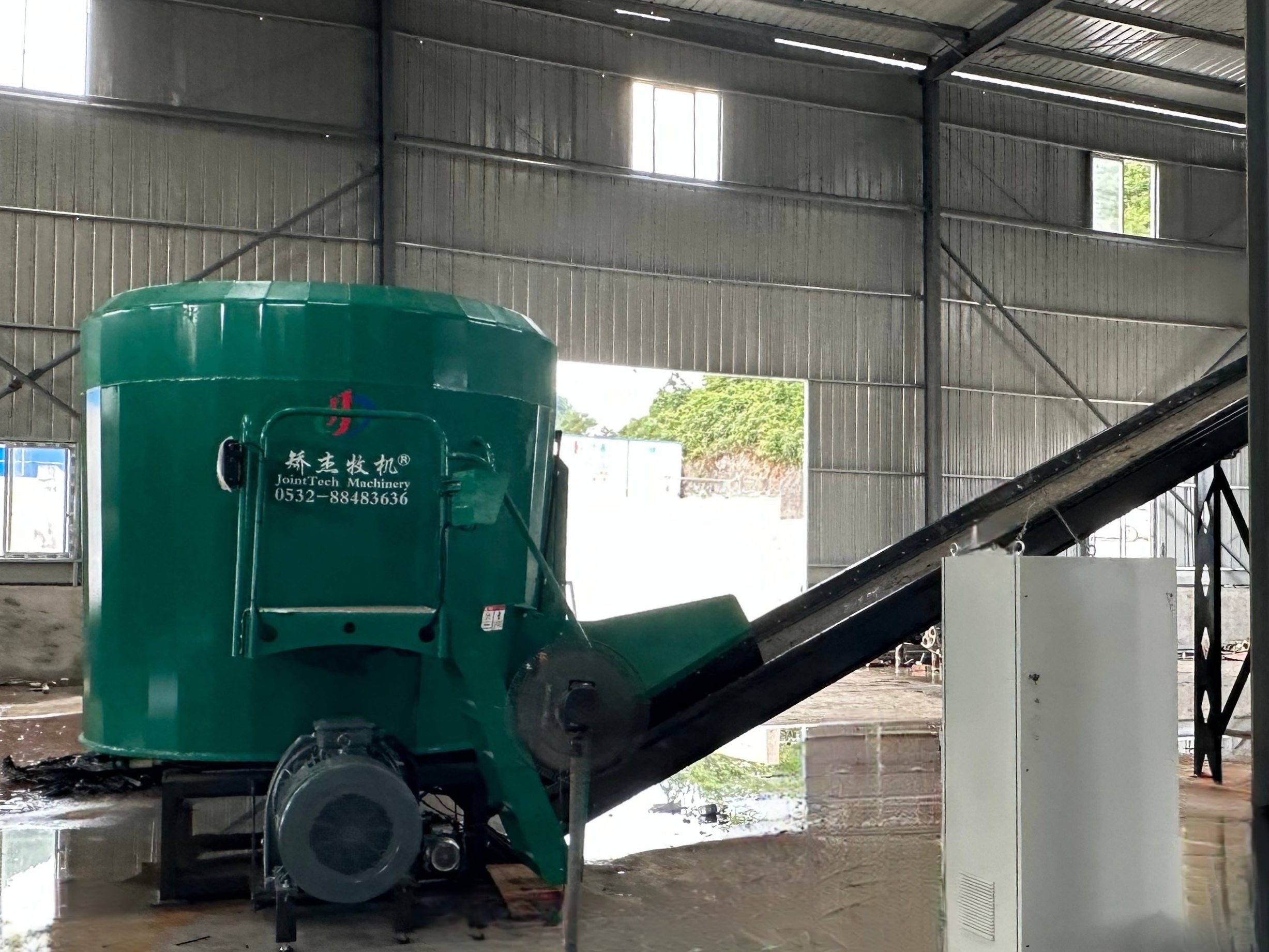 26-28 CBM Double Vertical Auger Stationary TMR Mixer