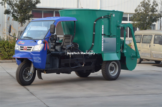 4 cbm Self Propelled Fully Automatic TMR Mixer With Loader Bucket