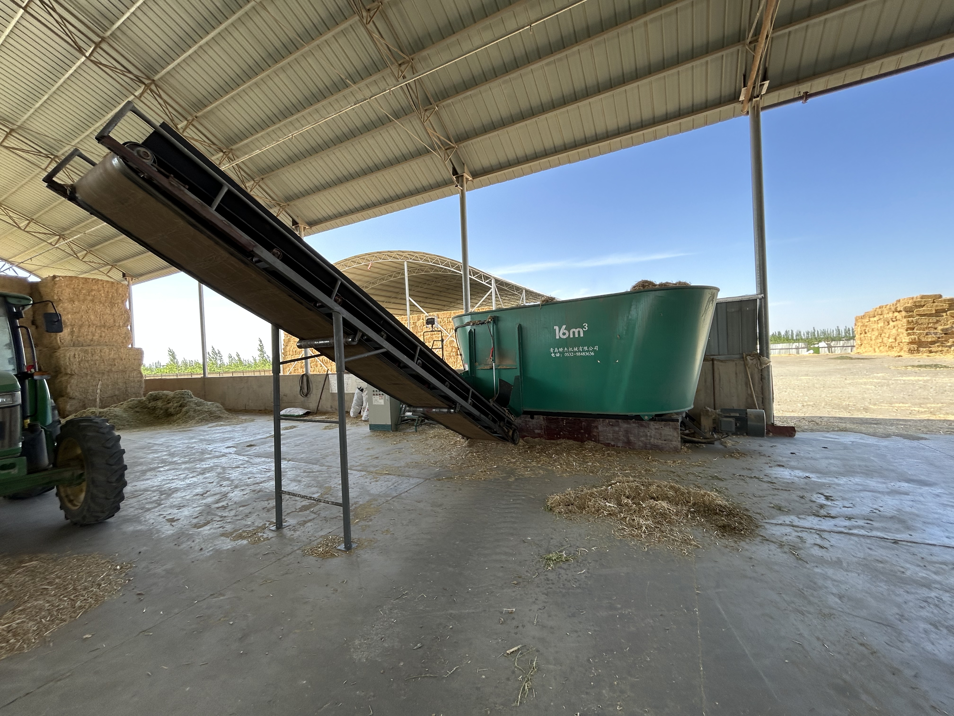 14-16 CBM Double Vertical Auger Stationary TMR Mixer