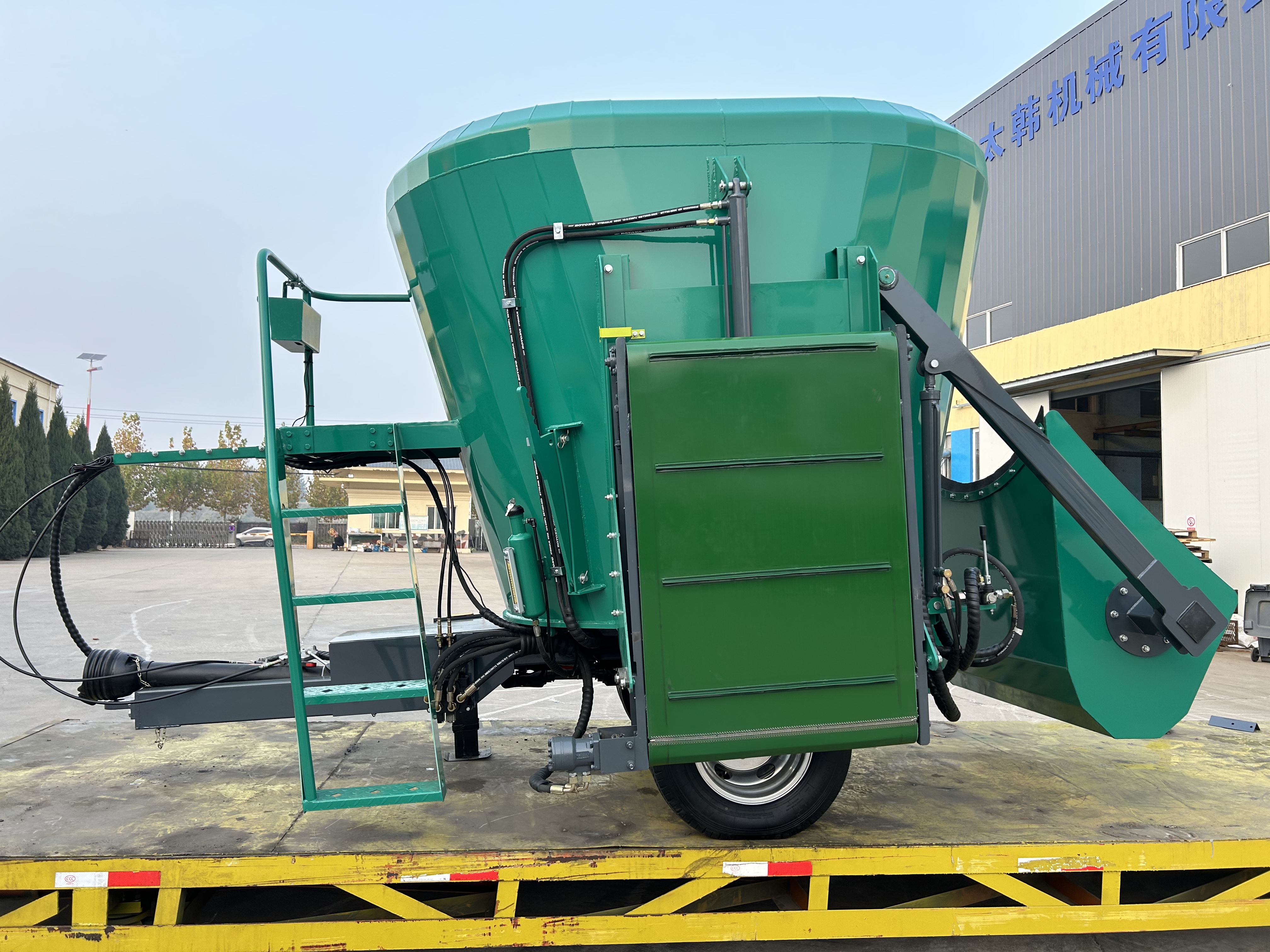 Customizable Trailer Type TMR Mixer