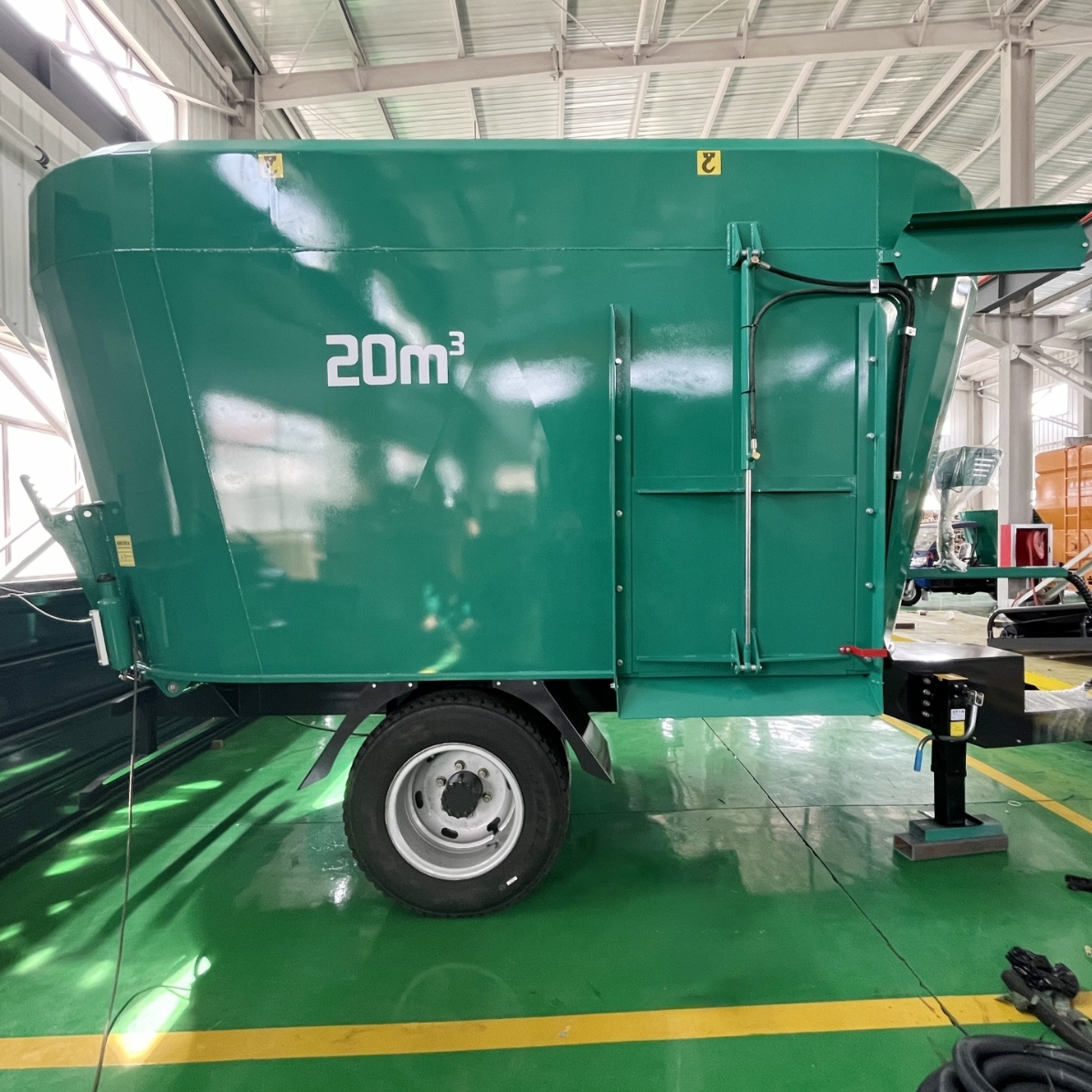 Large Trailed Vertical TMR Mixer for poultry feed distribution