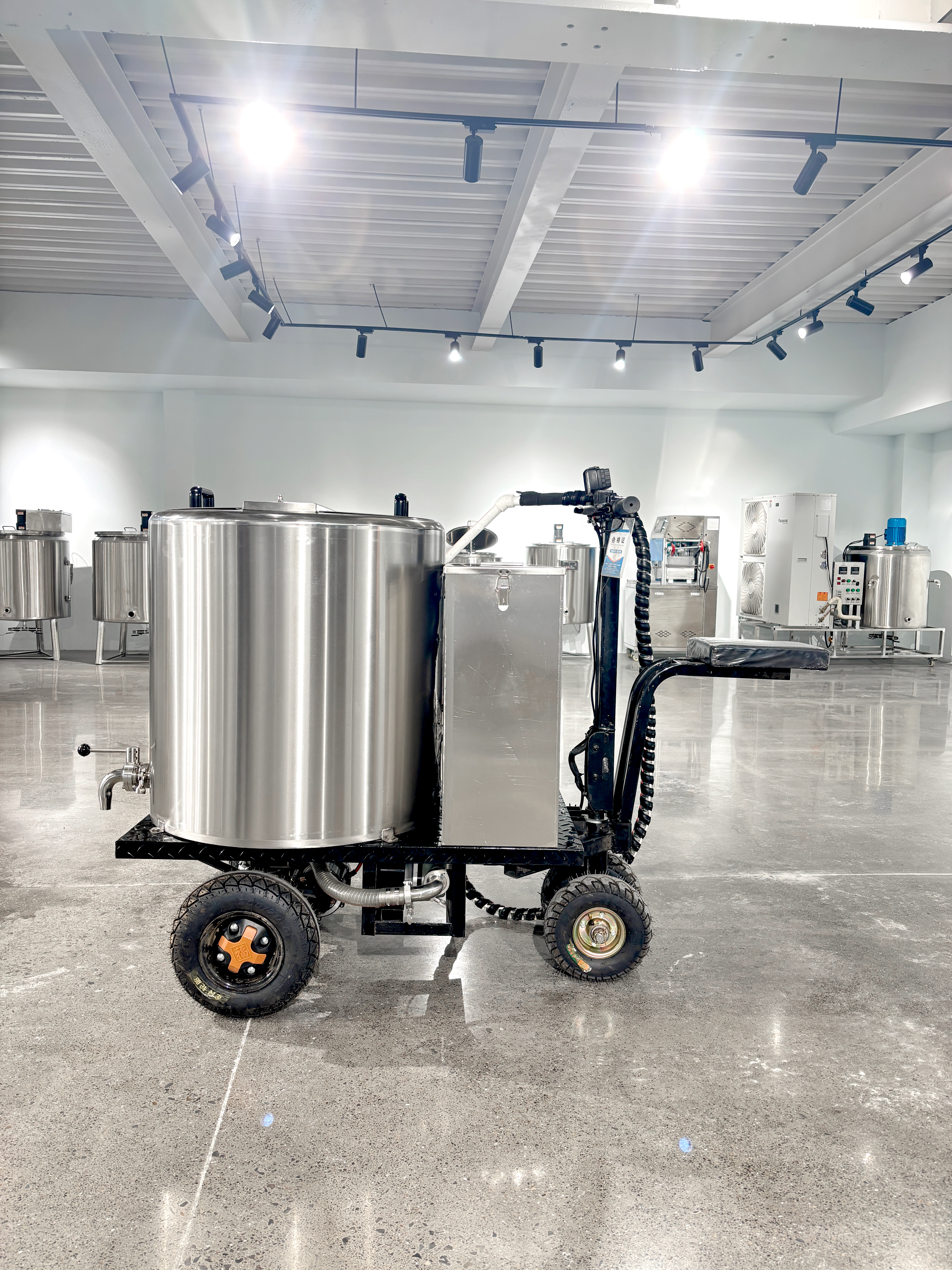 200L Electric Ride On Calf Milk Feeding Cart For Dairy Farm