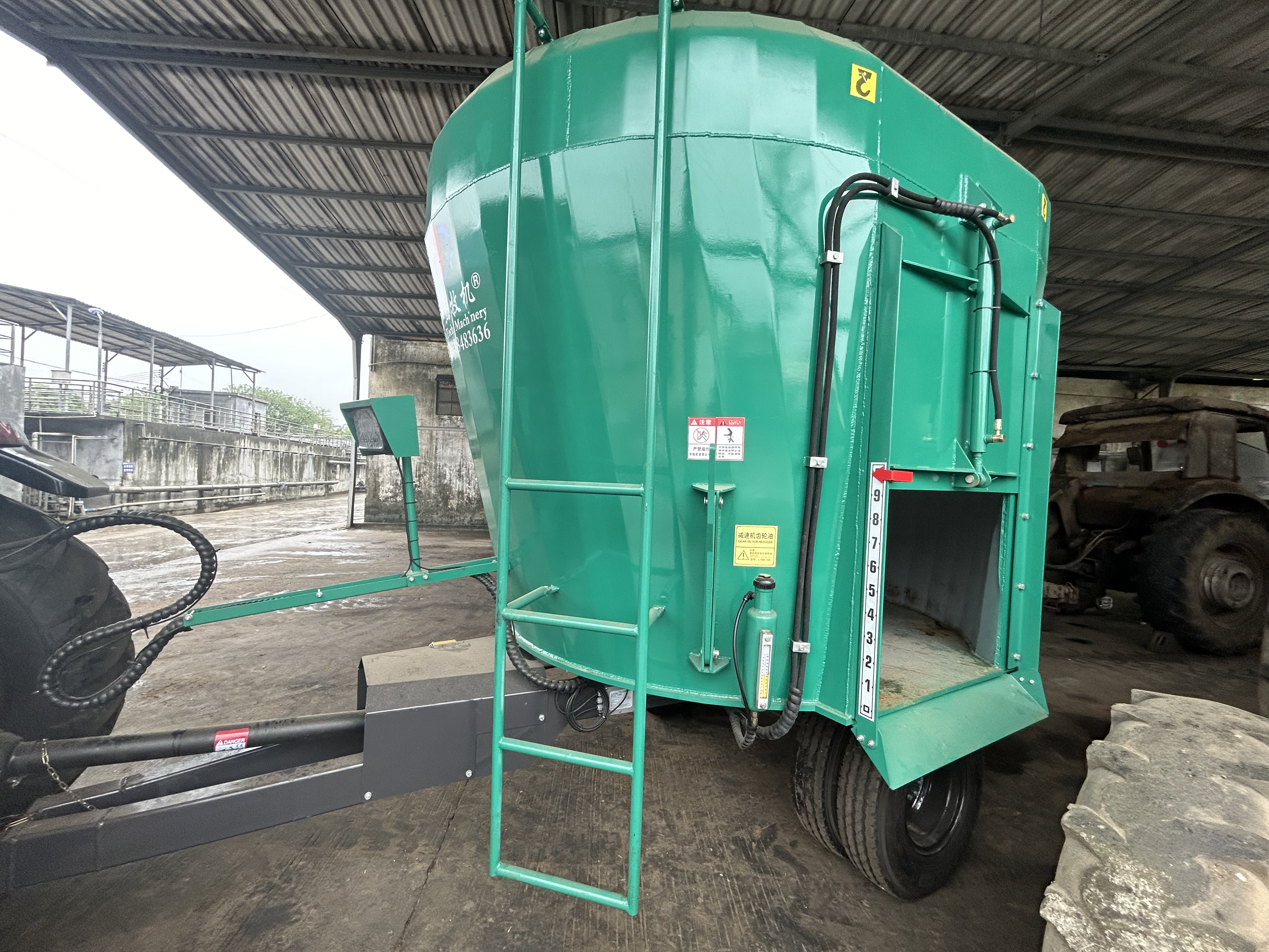 Large capacity trailed TMR mixer processing heavy forage materials