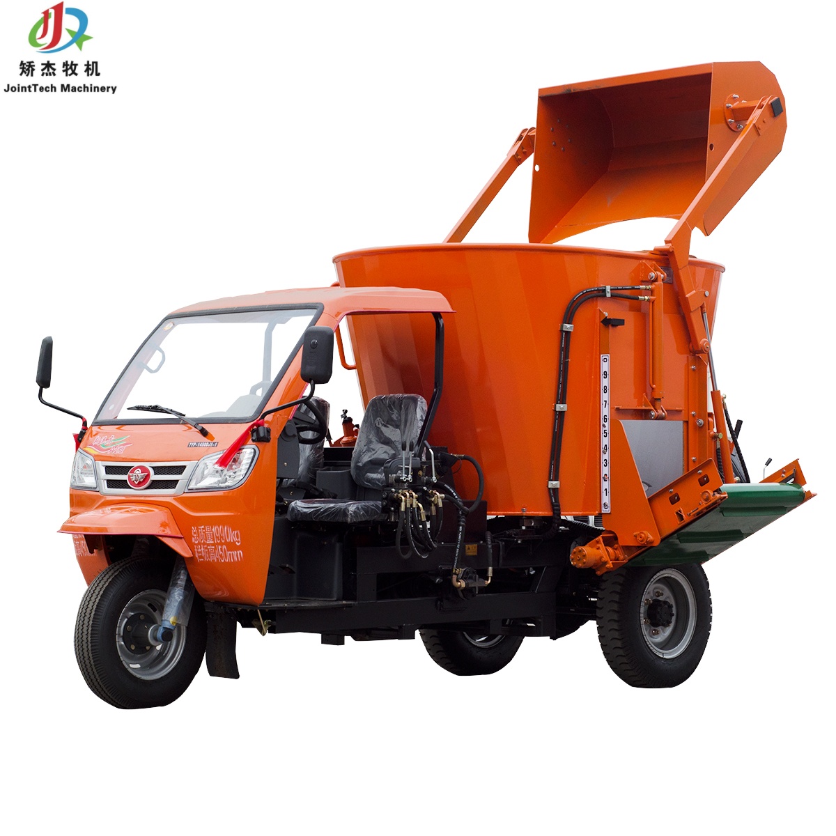 Self Propelled TMR Mixer Machine with Vertical Mixing Tank