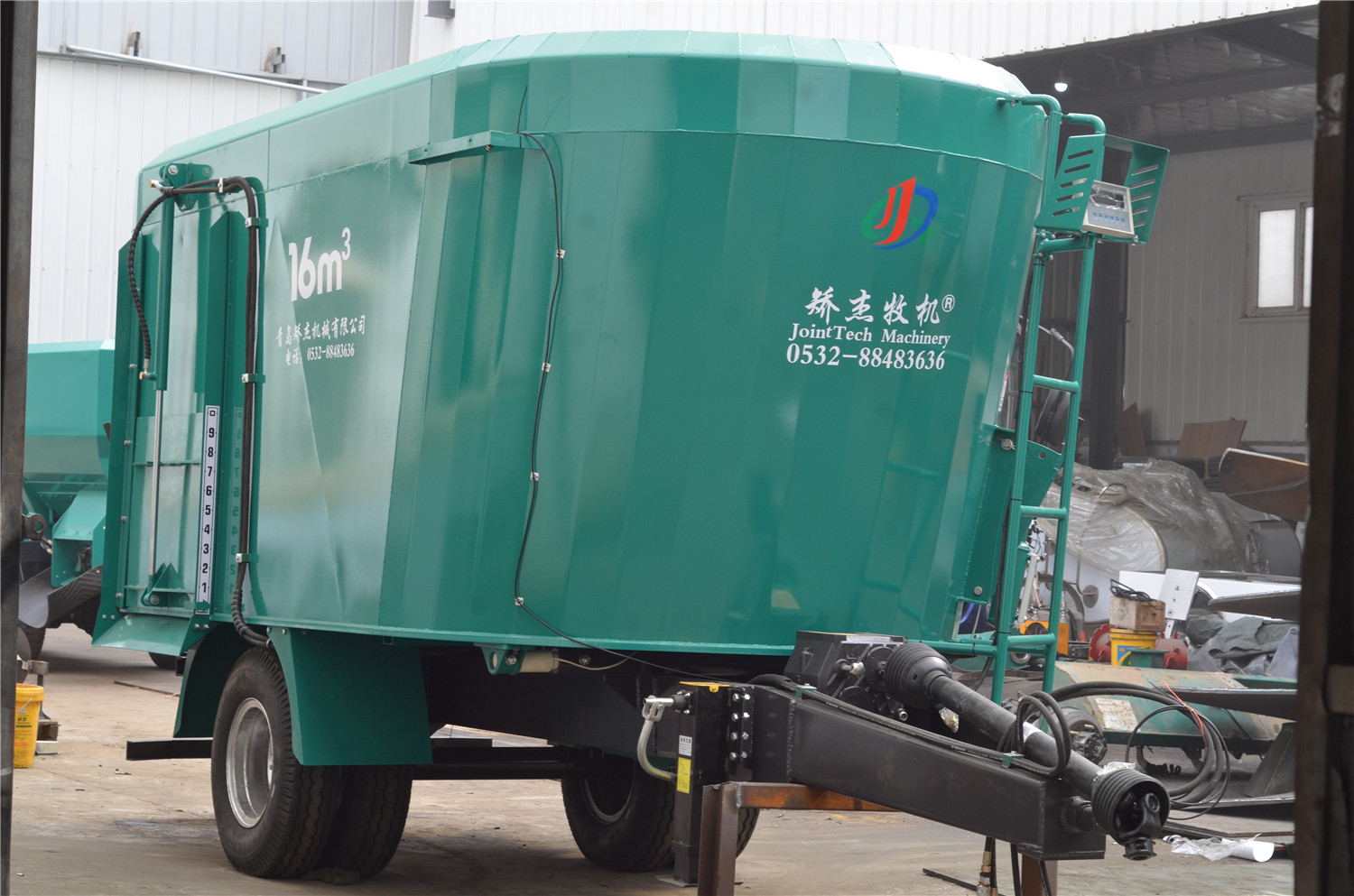 Trailed TMR Mixer operation on a farm